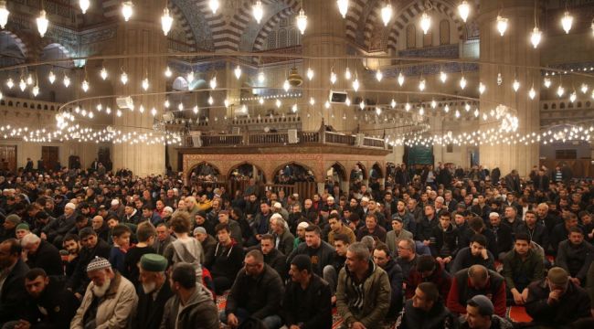 Camiler dolup taştı