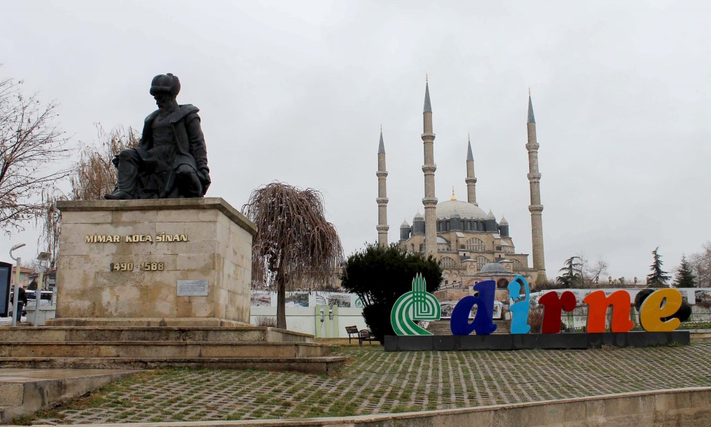 Hacıoğlu’ndan heykele eleştiri