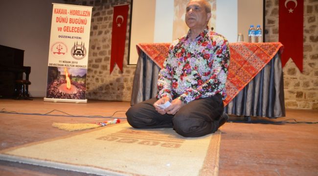 Kürsüde değil yerde konuştu