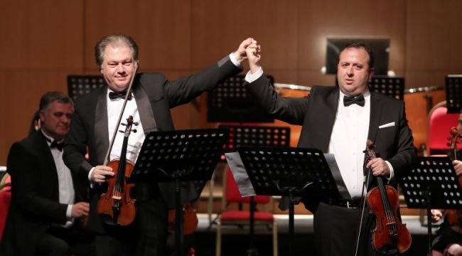 Ustalardan açılış konseri