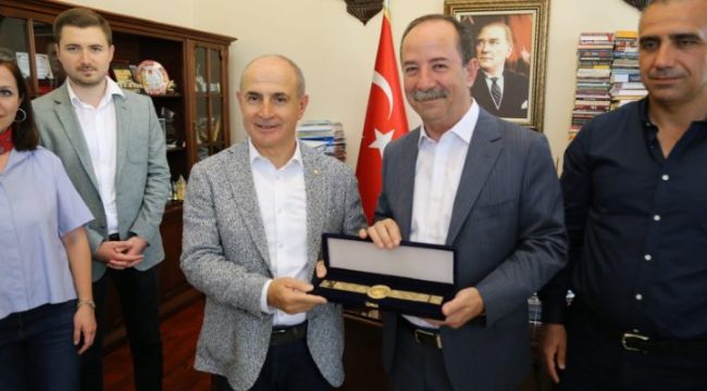 Belediye Başkanlığının başpehlivanına altın kemer