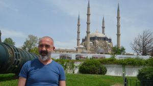 Çocuklara ve bebeklere şarkı yazdı