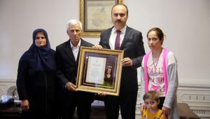Kahramanlara övünç madalyası