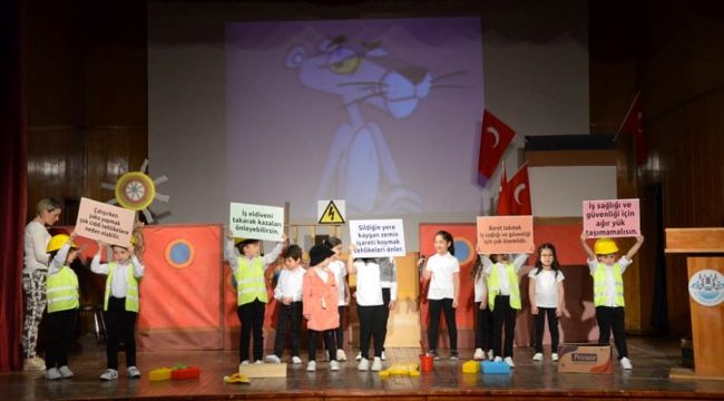 Tiyatro oyunuyla dikkat çektiler
