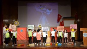 Tiyatro oyunuyla dikkat çektiler