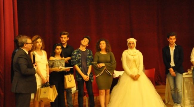 Uluslararası öğrencilerden tiyatro oyunu