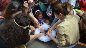 Yumurtalar tokuştu göbekler atıldı