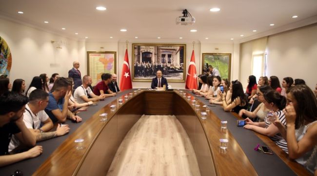 Arnavut öğrenciler Vali Canalp'i ziyaret etti