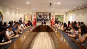 Arnavut öğrenciler Vali Canalp'i ziyaret etti