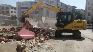 Geçici iş yerlerinin yıkımına başlandı