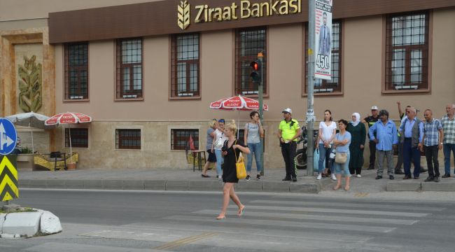 Kırmızıda geçti, polisten kaçtı