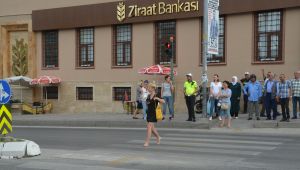 Kırmızıda geçti, polisten kaçtı