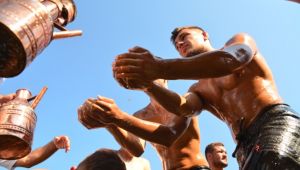 Pehlivanlara 3 ton zeytinyağı