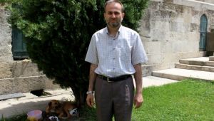 Yavru köpeklere imam sahip çıktı