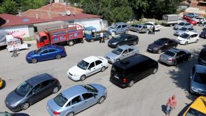 Yoğunluktan yollar trafiğe kapandı