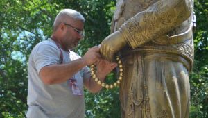 Ağa heykellerine portatif tespih