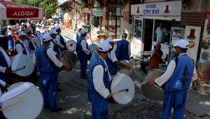 Davul zurna ekibinden sokakta davet