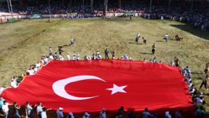 Er Meydanı'nda Türk bayrağı gezdirildi