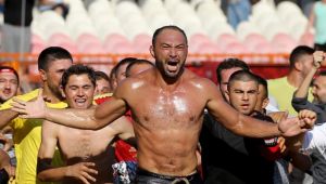 Finalde Orhun Okulu'yu yenen Ali Gürbüz, başpehlivan oldu