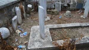 Mezarlık kaderine terk edildi
