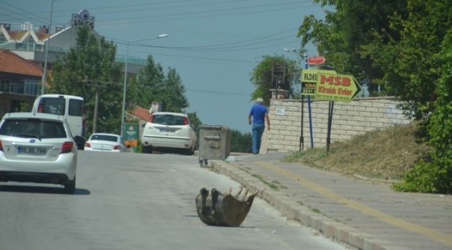 Ortada kepçe var yandan geç