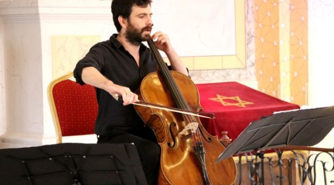 Sinagog'ta viyolonsel konseri