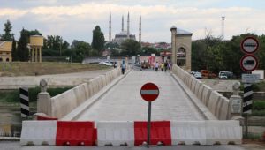 Tarihi köprü trafiğe kapatıldı