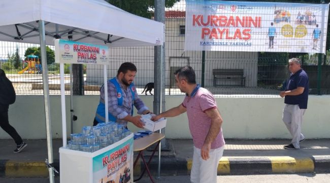 TDV'den gurbetçilere su ve lokum ikramı