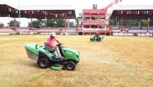 Yağlanan çimler bakıma alındı