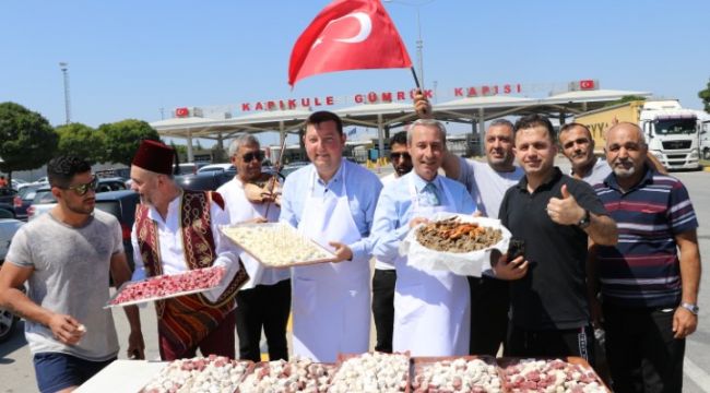 Esnaflar gurbetçileri uğurladı