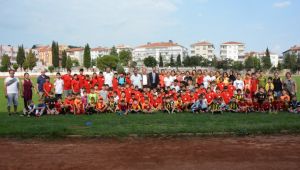 Futbol kursiyerleri dostluk maçlarında buluştu