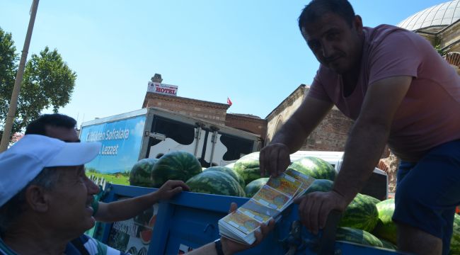 Kazı-kazan satarak 3 çocuk okuttu
