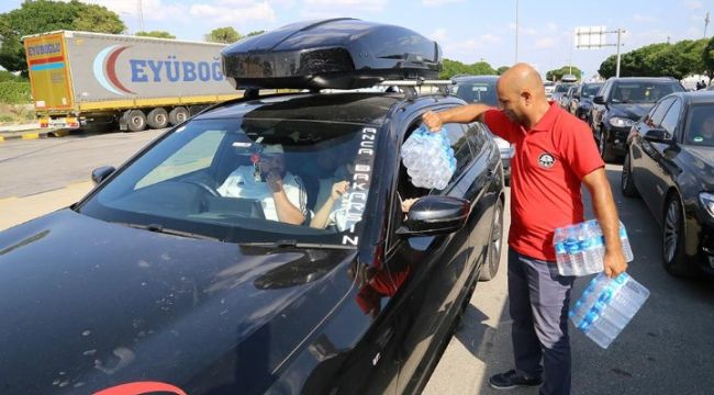 Sıcakta bekleyen gurbetçilere su dağıtıldı