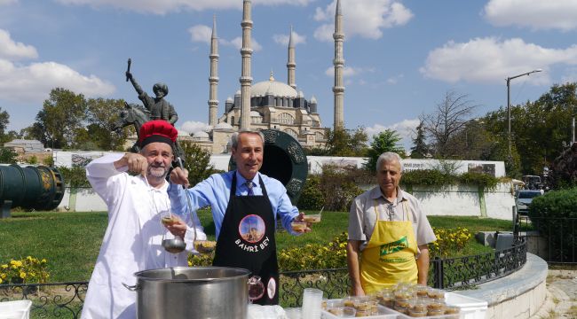 Dinar ve Meriç’ten aşure ikramı