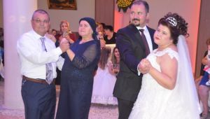 Kızlarını temsili düğün ile mutlu ettiler