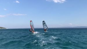 Saros’un denizi turist çekiyor