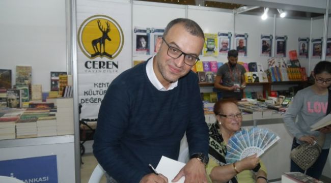 Coşkun, kitabını imzaladı