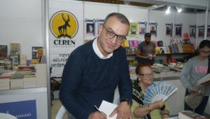 Coşkun, kitabını imzaladı
