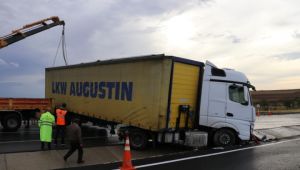 Kazada tır sürücüsü yaralandı