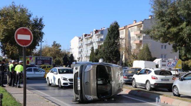 Kazada yan yatan aracın sürücüsü yaralandı