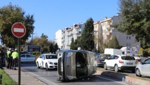 Kazada yan yatan aracın sürücüsü yaralandı