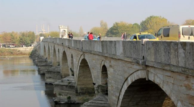 Köprüden araçlar geçmeye başladı
