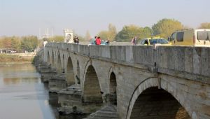 Köprüden araçlar geçmeye başladı
