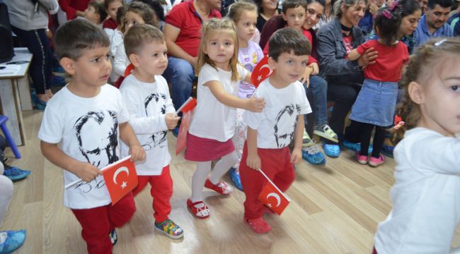 Miniklerden Cumhuriyet gösterisi