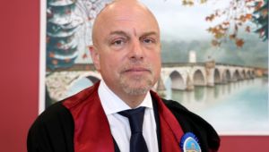 Muayene ücretleriyle öğrenci okutuyor