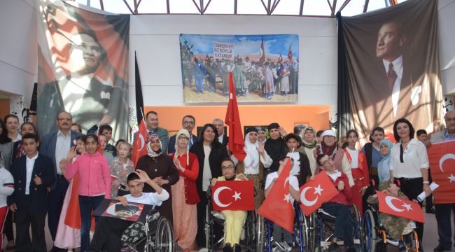 Özel çocuklardan Cumhuriyet coşkusu