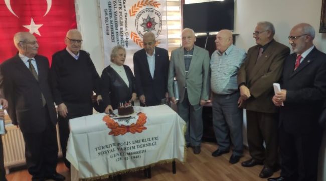 Polis emeklilerine onursal üyelik plaketi