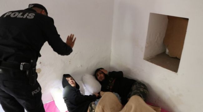 Tarihi medresede göçmen denetimi