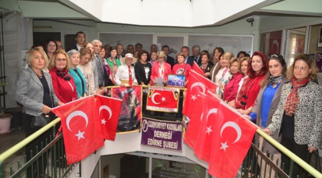 ‘Yolunu aydınlatarak Cumhuriyete ulaştılar’