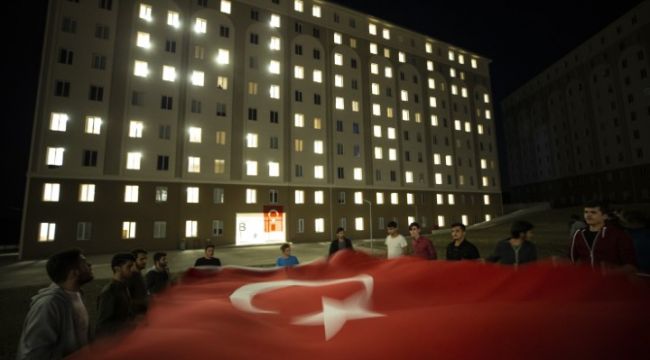 Yurtta kalan öğrencilerden Mehmetçik'e ışıklı destek